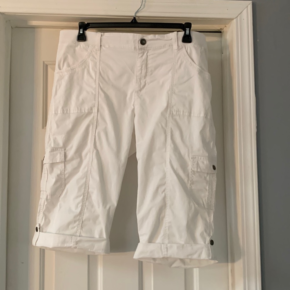 Lee Relaxed Fit 98% cotton, 2% spandex white capris. Size 16 Medium